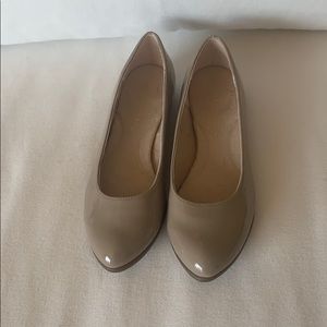 Aerosoles nude, patent flats